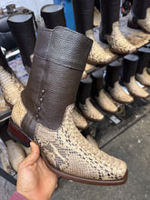 Cargar imagen en el visor de la galería, ED3002 - Bota dubai casual estribo pitón café claro
