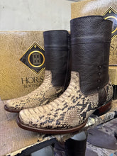 Cargar imagen en el visor de la galería, ED3002 - Bota dubai casual estribo pitón café claro
