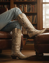 Cargar imagen en el visor de la galería, EP1003 - Bota puntal dama pitón blanco natural
