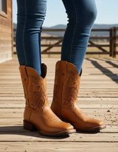 Cargar imagen en el visor de la galería, H1012 - Bota bulldog doble vida capuchino miel suela media vida tachón
