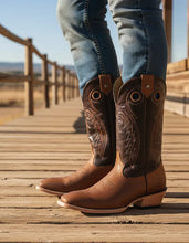 Cargar imagen en el visor de la galería, H2005 - Bota española de cuero crazy oro/café
