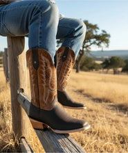 Cargar imagen en el visor de la galería, H2022 - Bota bulldog tacón cubano crazy choco/desierto cajeta
