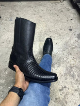 Load image into Gallery viewer, H3072 - Bota dubai casual clon lizard armadillo negro
