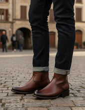 Load image into Gallery viewer, H4011 - Bota oval casual con cierre glasee brandy
