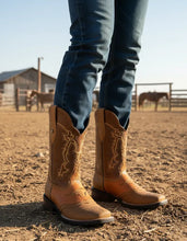 Cargar imagen en el visor de la galería, ELH1009 - Bota rodeo antifaz de hule crazy oro/cajeta
