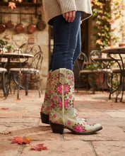 Cargar imagen en el visor de la galería, UP1003 - Bota puntal flores desierto ostra/fucsia
