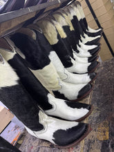 Cargar imagen en el visor de la galería, D8007 - Bota puntal kiara de pelo pinto negro
