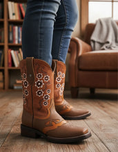 Cargar imagen en el visor de la galería, D4002 - Bota rodeo crazy oro/cajeta
