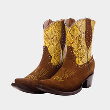 Load image into Gallery viewer, D3013 - Bota corta oval gamuza grabado anaconda amarillo/café/tabaco
