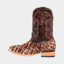 Cargar imagen en el visor de la galería, EB9002 - Bota bulldog pescado pirarucú café exótico
